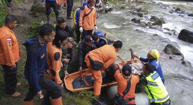 Bus in un burrone a Sumatra, almeno 28 morti: «Cadaveri portati via dal fiume»