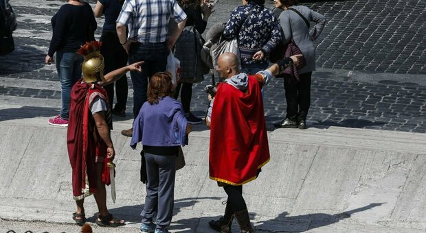 Colosseo, scippatori e centurioni terrorizzano i turisti: abusivi pretendono 40 euro per due foto