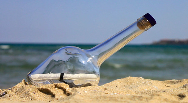 Australia, messaggio in bottiglia ritrovato sulla spiaggia dopo 50 anni