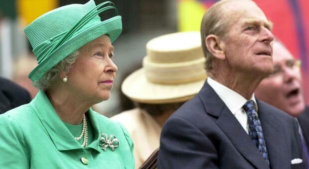 The Crown fa infuriare la Regina: nelle ultime stagioni, la "relazione" tra il principe Filippo e la contessa Penny Knatchbull