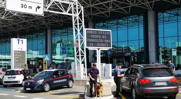 Roma, controlli in aereoporto a Fiumicino: 4 denunce per furto