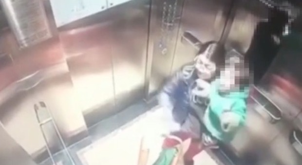 Cina, babysitter picchia un bimbo in ascensore: incastrata dai video