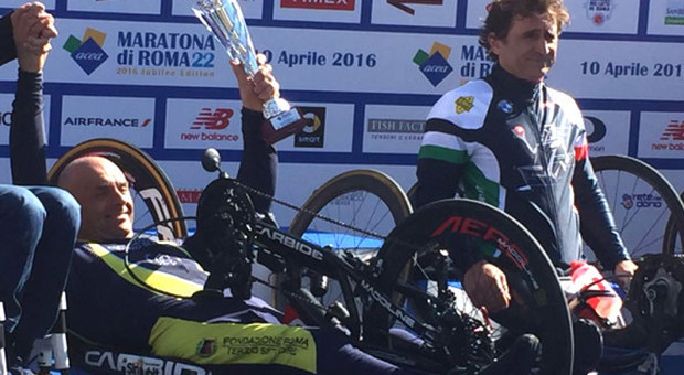 Mauro Cratassa sul podio a Roma con Zanardi (2016)