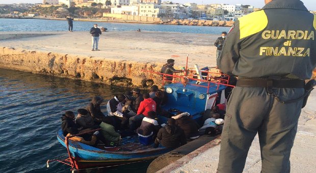 Migranti, a Palermo via al trasbordo di 149 persone dalla Alan Kurdi su un traghetto: quarantena anti-Covid con la Cri