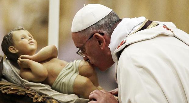 Papa Francesco celebra la messa di Natale del Giubileo: «Basta indifferenza, serve giustizia»