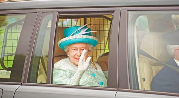 "London Bridge is Down": Londra e il mondo piangono la Regina Elisabetta. Carlo nuovo Re