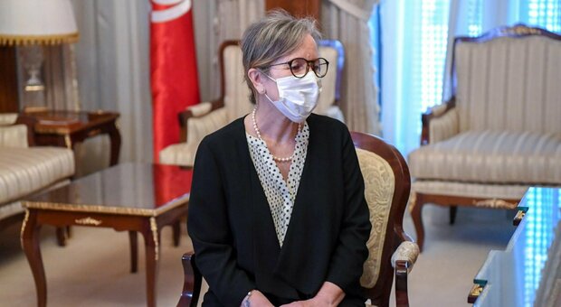 Nejla Bouden, chi è la prima donna al governo in Tunisia. Ma l'opposizione teme un'operazione di facciata