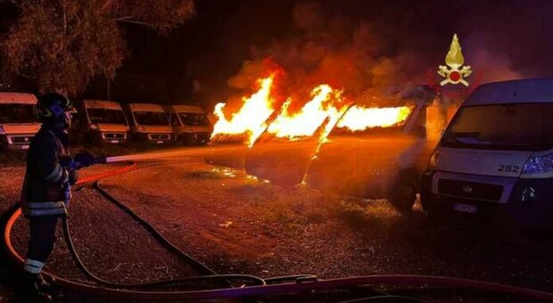 Roma, a fuoco 22 scuolabus in via Ostiense: sei squadre dei vigili del fuoco in azione per spegnere il rogo