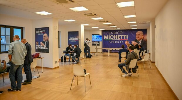 Roma, elezioni diretta: Michetti e Gualtieri verso ballottaggio. Calenda: «Deciderò su indicazioni di voto»