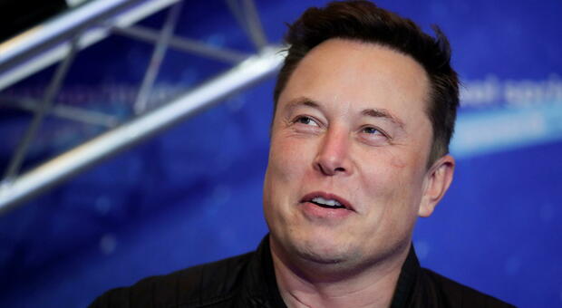 Elon Musk, nuove accuse a Twitter: «Fornisca i dati su account spam o viola l'intesa»