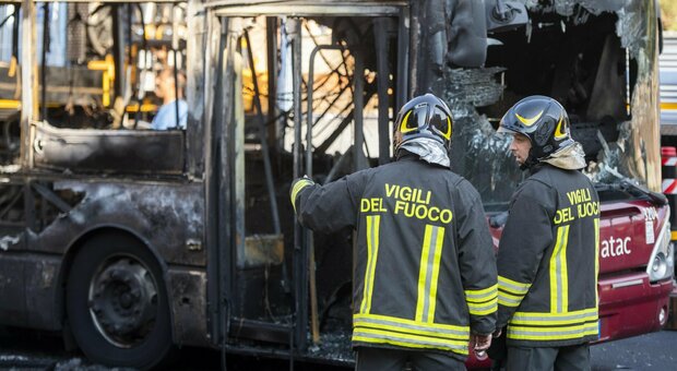 Atac, bus in fiamme, la Procura: «Scarsa manutenzione», chiesto il processo per 14 dipendenti