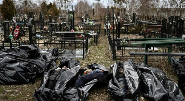Ucraina, un paramedico inglese: «A Bucha ho visto i cadaveri appesi agli alberi»