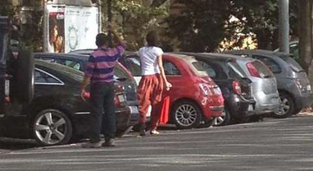 Roma, blitz contro gli abusivi nella movida a Testaccio, sanzionati 12 parcheggiatori