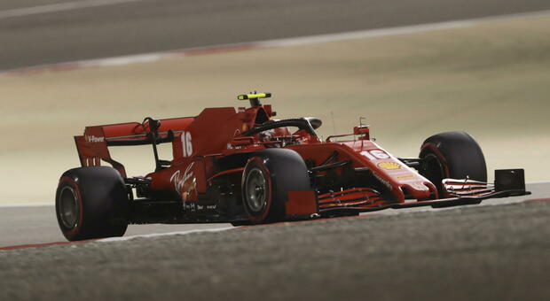 Leclerc, prove di Ferrari: cento giri sul circuito di Fiorano davanti a Sainz