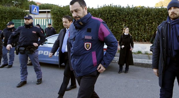 Matteo Salvini con la giacca della polizia