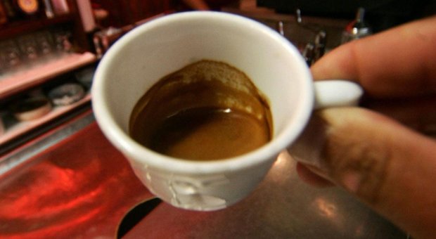 Caffè, sì a 4-5 tazzine al giorno: poi scatta l'allerta salute