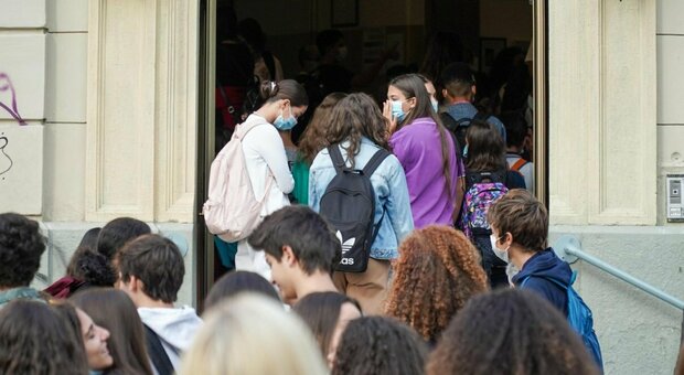Scuola, il pressing dei presidi: «Tamponi a tutti per tornare in aula e mascherine Ffp2 anche per gli alunni»