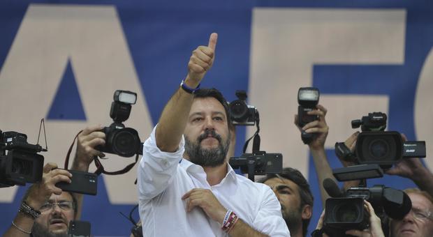 Salvini a Pontida: «È l'Italia che vincerà». Clima teso, Gad Lerner insultato e videomaker aggredito