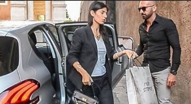 La borsa di Hermes della Raggi, il marito: «È una fake news, l'ha fatta un artigiano: costa 100 euro»