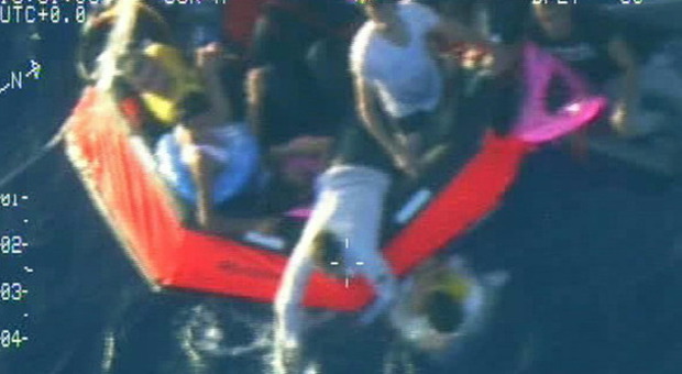 Altra tragedia a largo di Lampedusa, affonda un barcone: 50 morti, anche bambini: 200 in salvo