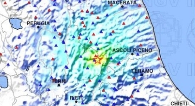 Terremoto in Umbria di 4.0, gente in strada ad Amatrice. Incubo sfollati: «Storia senza fine»