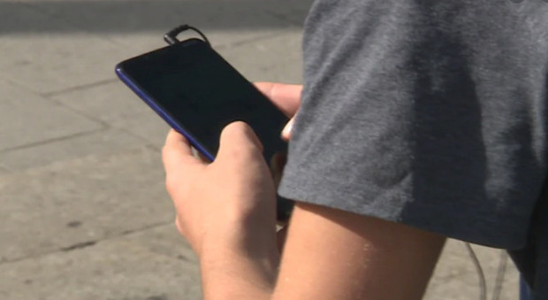 Il caso TikTok, la psicologa Deny Menghini: «Bambini mai da soli con lo smartphone, è come abbandonarli in strada» Il numero verde
