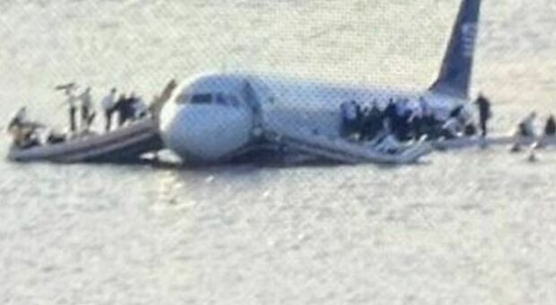 Foto di incidenti aerei e la scritta «vorrei che tutti noi morissimo» arriva sui cellulari dei passeggeri, panico a bordo della Pegasus Airlines. Volo bloccato