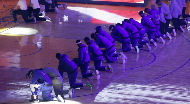 I giocatori NBA si inginocchiano durante l'inno dopo l'assalto al Congresso di Washington