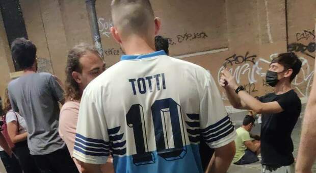 Follie da campioni d'Europa: un tifoso con la maglia della Lazio... di Totti