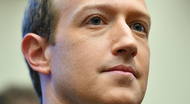 Facebook, una nuova talpa accusa il social di Zuckerberg: «Ha consentito odio e disinformazione per profitto»