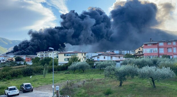Nube tossica arriva a Napoli, maxi incendio di plastica ad Airola. «Non aprite porte e finestre»