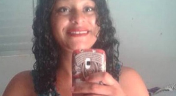 Brasile, donna uccide 18enne incinta e le fa un cesareo per rubarle la bimba: «Per amore»