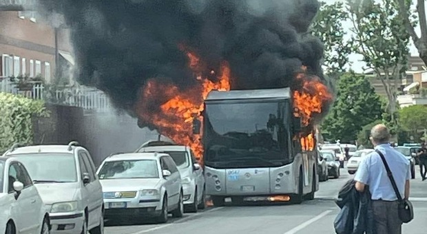 Il bus in fiamme in località Settebagni, lungo la via Salaria