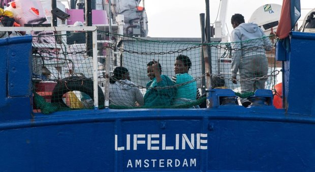 Migranti, multa di 300 mila euro al comandante nave Ong Lifeline: violò divieto d'ingresso in acque italiane