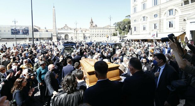 Assunta Almirante, saluti romani ai funerali a Roma: Fini non c'è ma arriva l'ex moglie Daniela Di Sotto