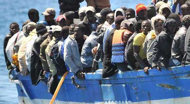 Lampedusa, altro naufragio: 4 barconi soccorsi Il centro accoglienza scoppia: sono in 700