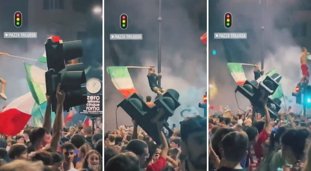 Roma, atti di vandalismo per l'Italia campione: semafaro divelto a Trastevere e alzato al cielo come una coppa
