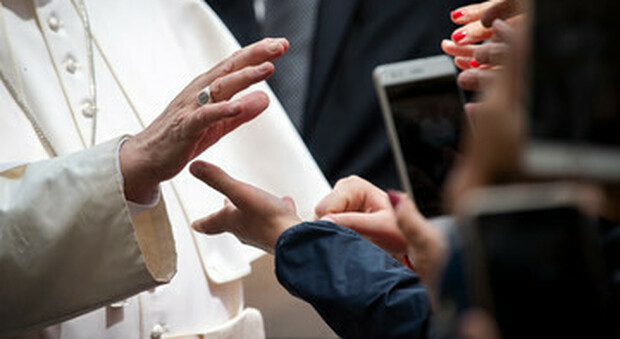 Papa Francesco, la nuova enciclica discrimina le donne già dal titolo «Fratelli Tutti». Critiche violentissime