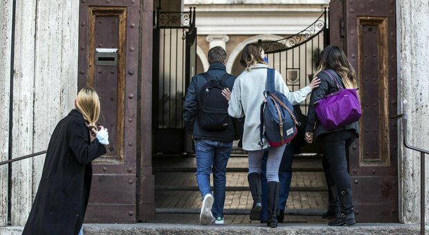 Scuole chiuse Roma, maxi-ponte per G20 e 1 novembre: 35mila studenti a casa già da venerdì pomeriggio