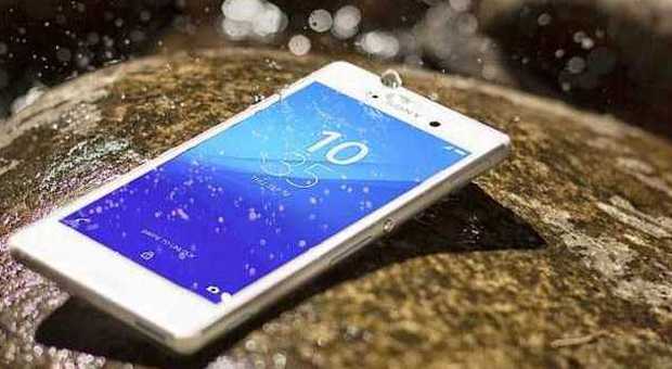 Smartphone, Sony presenta il nuovo Xperia M4 Aqua impermeabile: può essere usato anche sotto la doccia