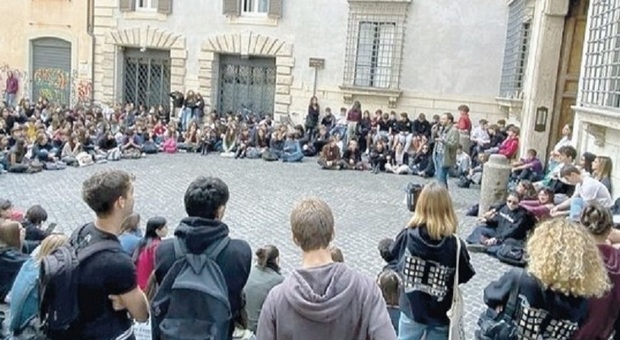 Scuola, via alle proteste a Roma. L'allerta dei presidi: «Evitare le occupazioni»