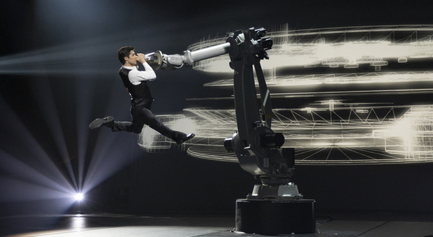 Roberto Bolle balla con un robot nella trasmissione "Danza con Me", sabato 18 aprile su Rai1