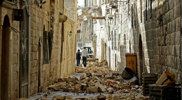 Damasco bombarda i ribelli siriani dopo il terremoto, la denuncia del governo inglese: «Attacco atroce»