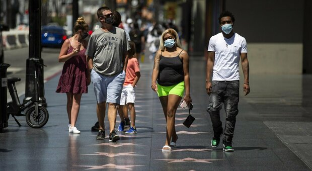 Coronavirus nel mondo: California, 200 morti in 24 ore. A Madrid mascherine obbligatorie in strada
