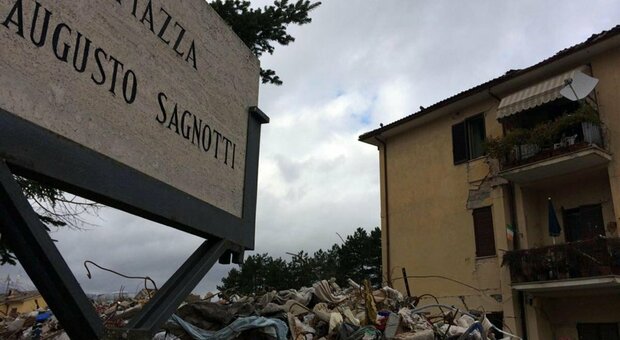 Piazza Sagnotti dopo il terremoto (Archivio)
