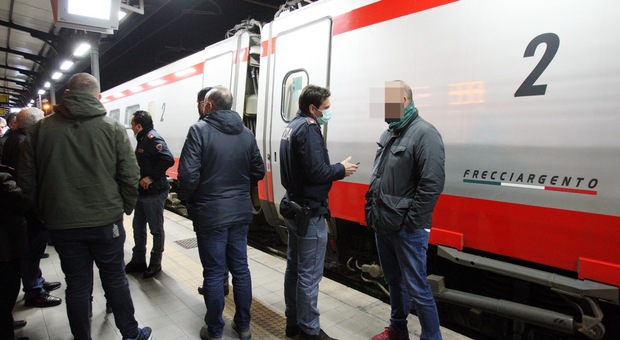 Coronavirus, passeggeri bloccati sul treno Roma-Lecce: a bordo viaggiatore con sintomi sospetti
