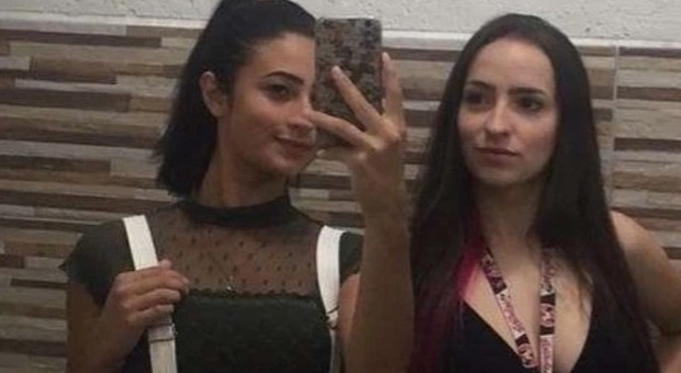 Amiche 18enni precipitano mentre si scattano un selfie su una cascata: una è morta per afferare l'altra
