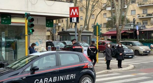 Roma, carabinieri fermano tre ladri sulla metro A. La risposta: «Siamo borseggiatori professionisti»