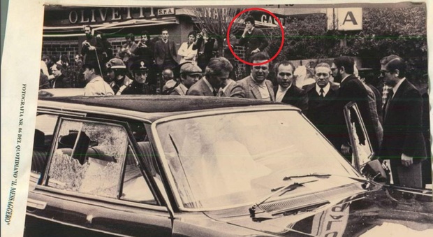 Sequestro Moro, spunta la pista della 'ndrangheta: una foto del Messaggero svela l'uomo con la sigaretta
