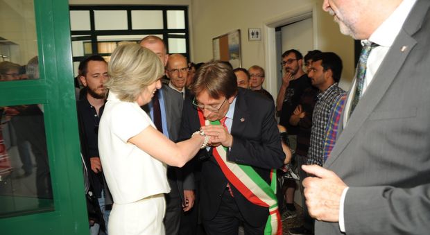 Il baciamano del sindaco al ministro Giannini (Foto Vitturini)